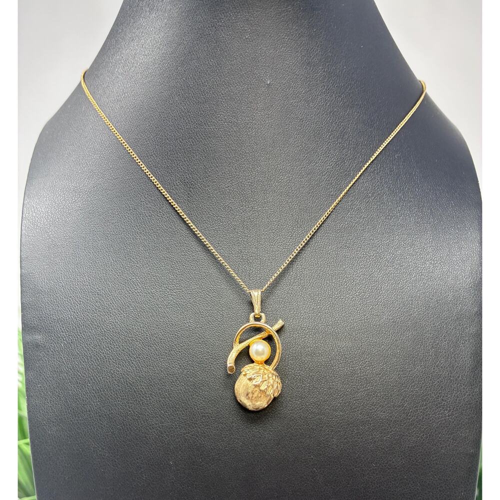 Vintage Sarah Coventry Acorn Pendant Necklace Gold Tone Faux Pearl Nature - Picture 3 of 7